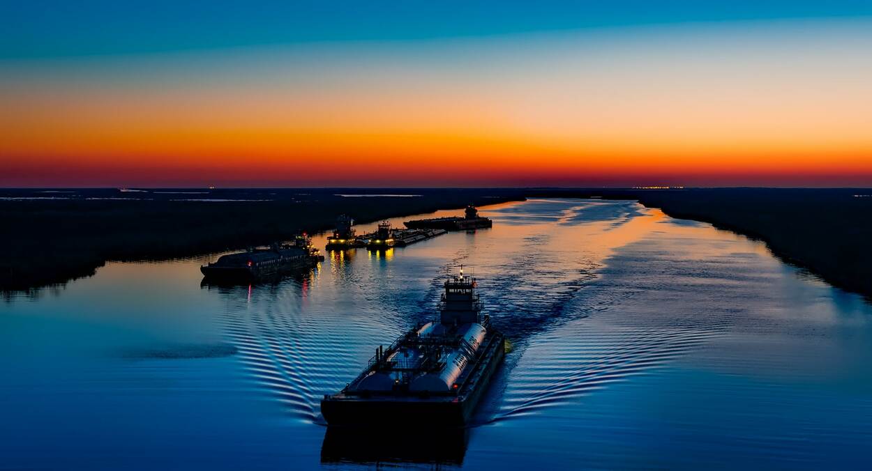 Binnenvaart schippers bij zonsondergang