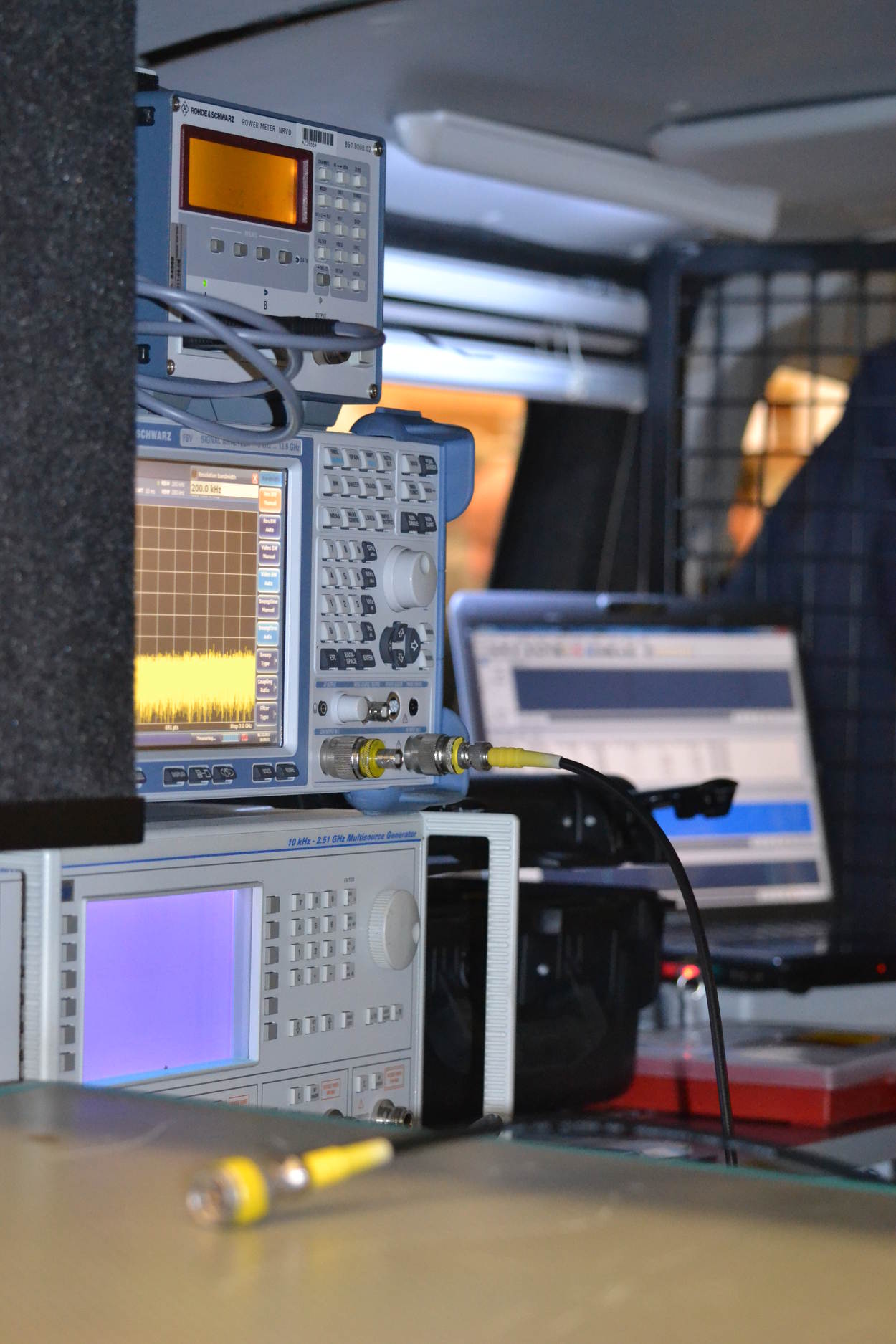 Apparatuur in de inspectiebus waarmee Agentschap Telecom controles uitvoert