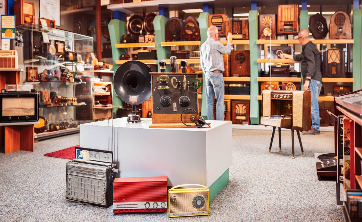 100 jaar radio museum Rotterdam, waarbij oude radio's tentoongesteld staan