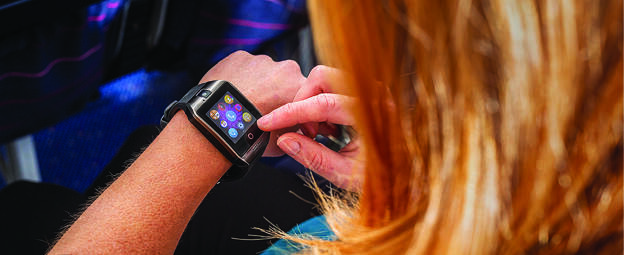 Vrouw die haar smartwatch bedient