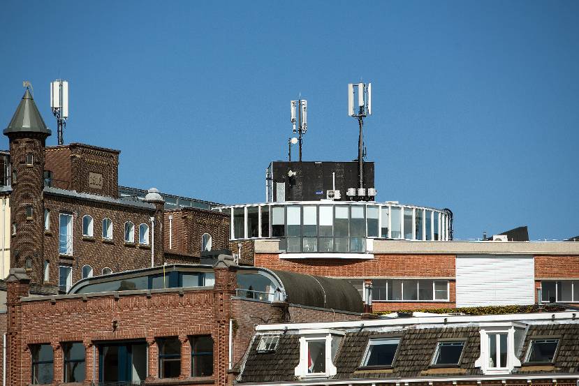Antennes op daken van huizen