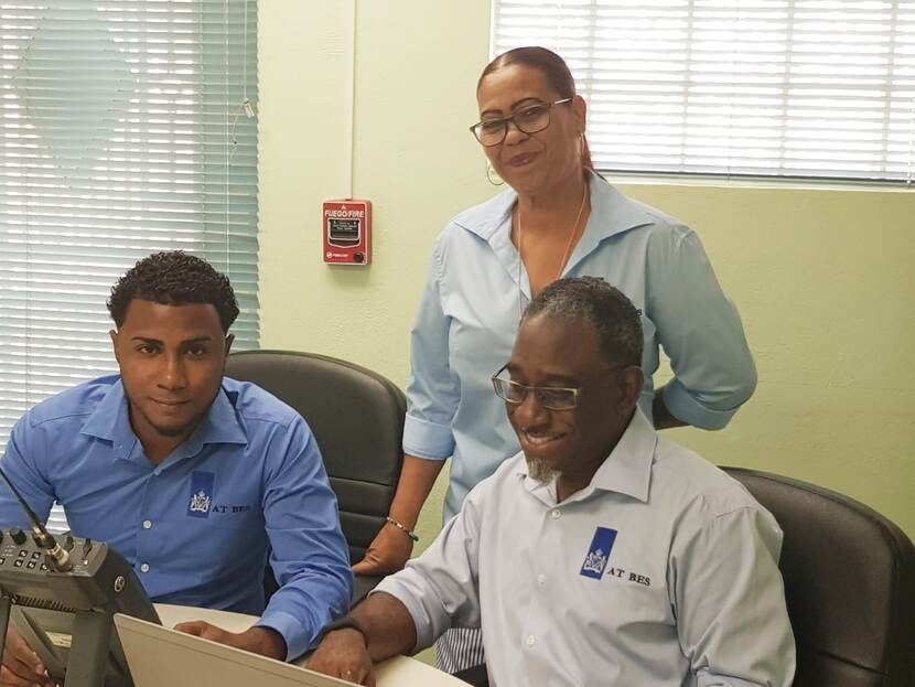 Twee mannen en een vrouw van het Agentschap Telecom Caribisch Nederland team