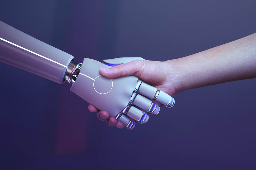 Robothand en mensenhand schudden elkaar de hand