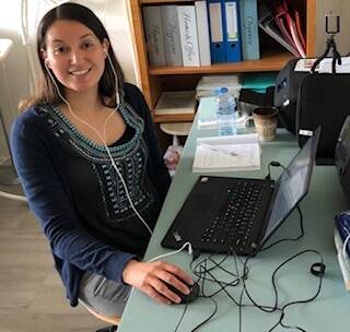 KlantContactCentrum-collega Marthe achter haar computer aan het werk