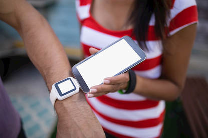 Telefoon die tegen een smartwatch wordt aangehouden