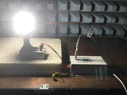 Meting van een ledlamp in de kooi van Faraday bij de DEKRA
