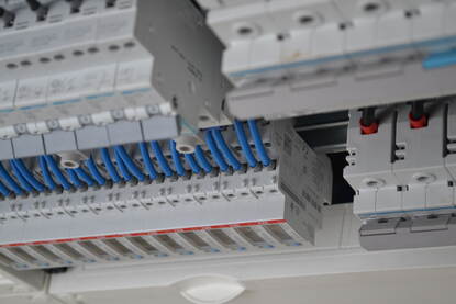 Elektriciteitsmeter met veel snoeren