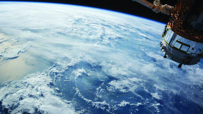 Luchtfoto van satelliet boven de aarde