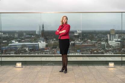 Portretfoto van Angeline van Dijk, directeur-hoofdinspecteur van Agentschap Telecom, op het dak van het Forum in Groningen