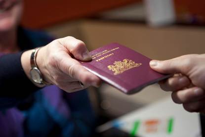 Nederlands paspoort dat aangegeven wordt