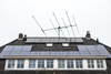 Antenne installatie op het dak van een woning van een radiozendamateur